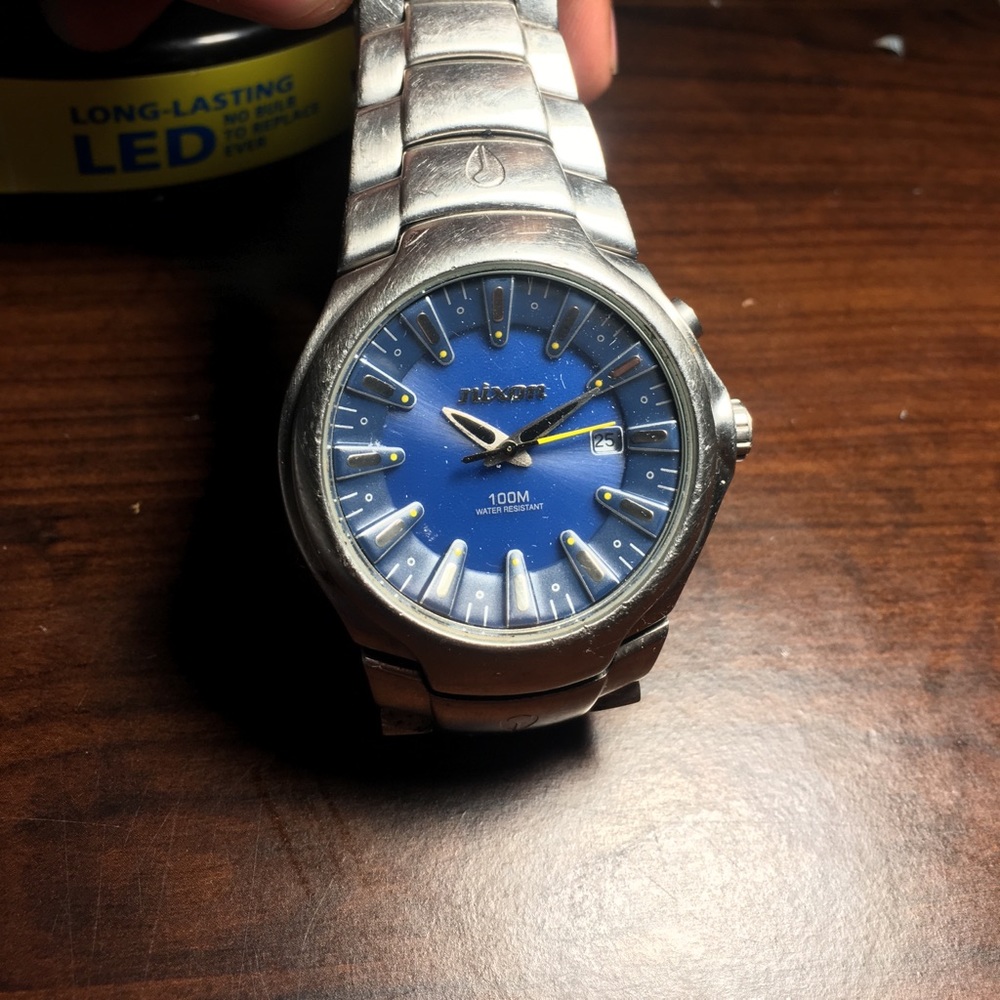 SLIVER NIXON WATCH WITH NAVY COATING ~LIGHTS UP